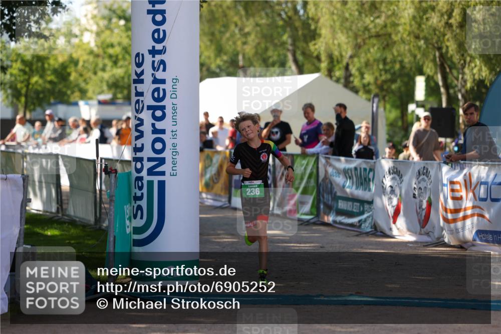 01.09.2024 - 17. Tribühne Triathlon Michael Strokosch http://msf.ph/oto/6905252 01.09.2024 11:07:22 Ziel 236 meine-sportfotos.de