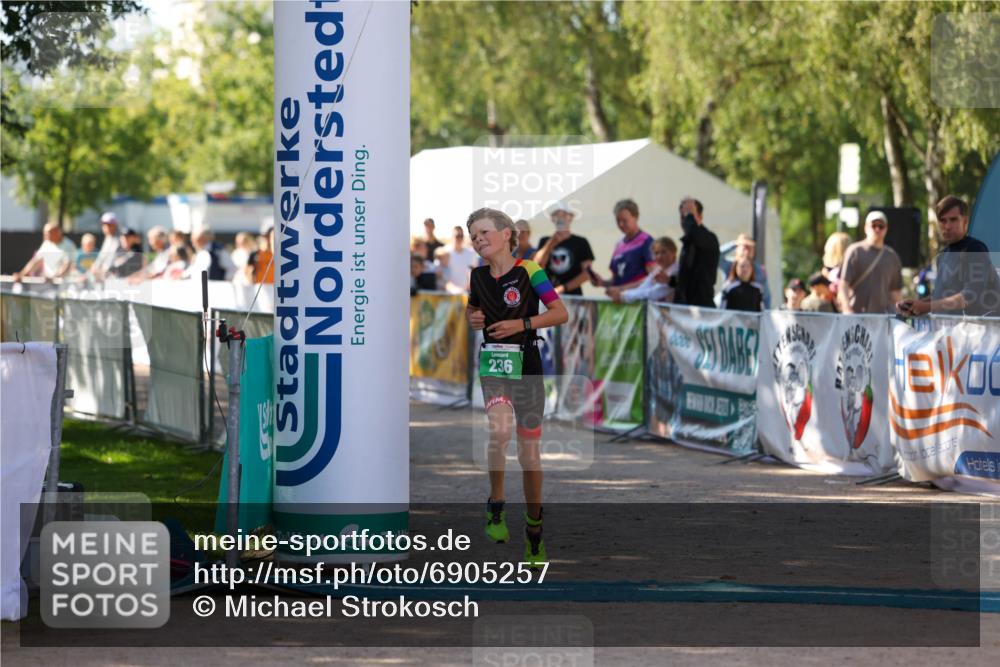 01.09.2024 - 17. Tribühne Triathlon Michael Strokosch http://msf.ph/oto/6905257 01.09.2024 11:07:22 Ziel 236 meine-sportfotos.de