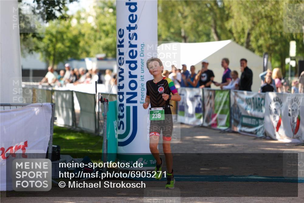 01.09.2024 - 17. Tribühne Triathlon Michael Strokosch http://msf.ph/oto/6905271 01.09.2024 11:07:22 Ziel 236 meine-sportfotos.de