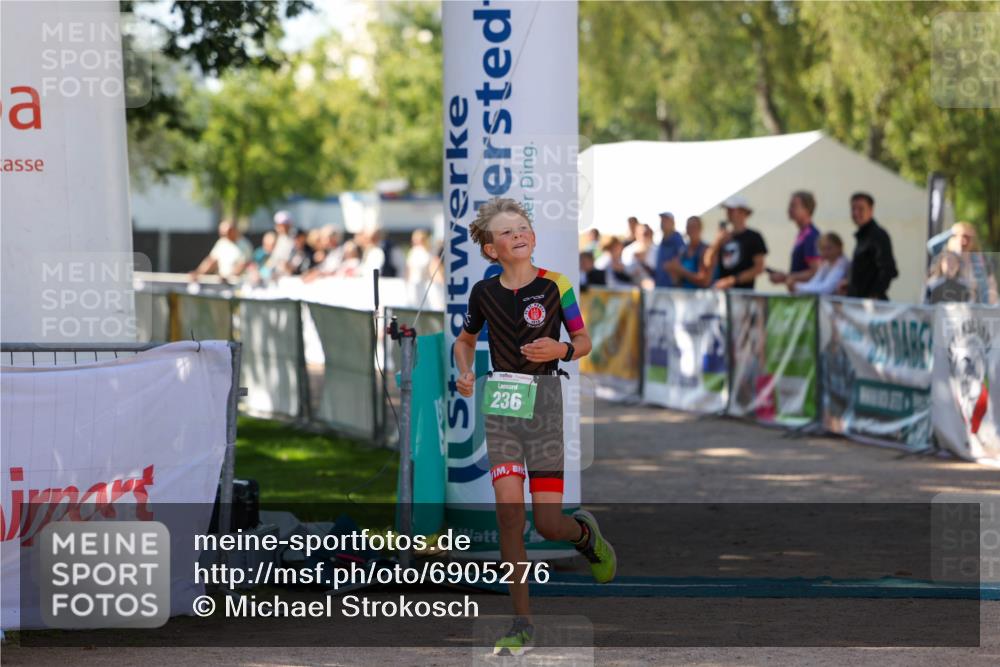 01.09.2024 - 17. Tribühne Triathlon Michael Strokosch http://msf.ph/oto/6905276 01.09.2024 11:07:23 Ziel 236 meine-sportfotos.de