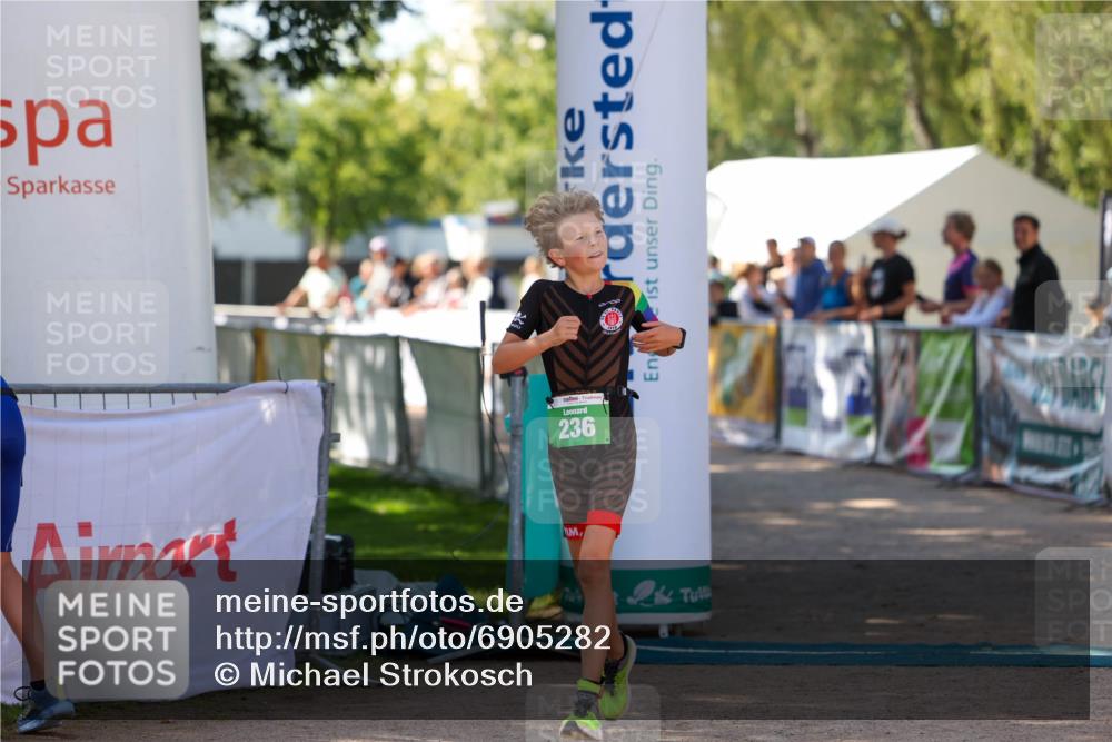 01.09.2024 - 17. Tribühne Triathlon Michael Strokosch http://msf.ph/oto/6905282 01.09.2024 11:07:23 Ziel 236 meine-sportfotos.de