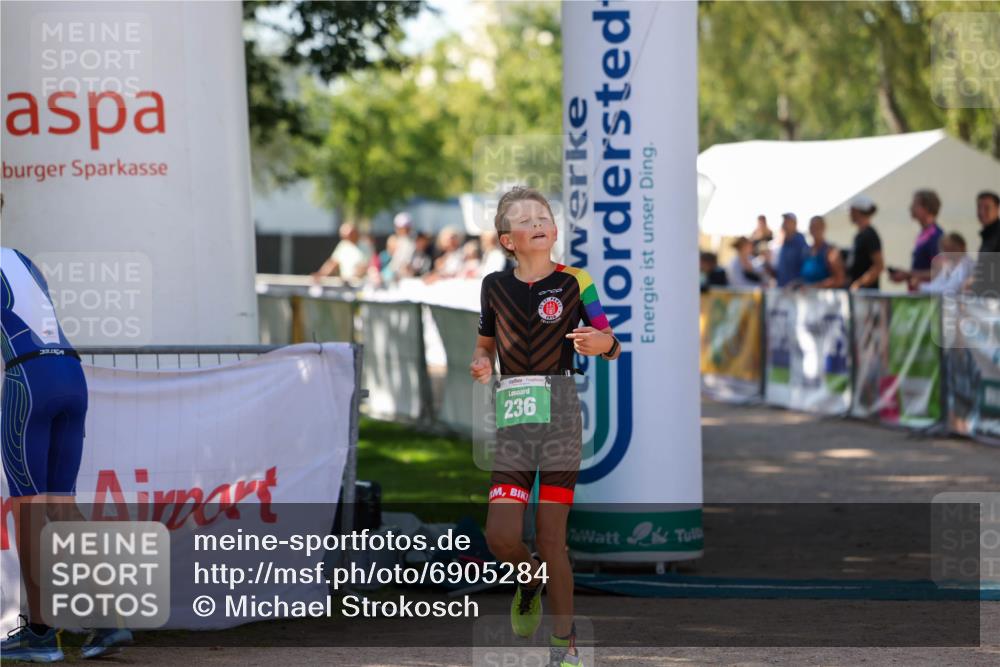 01.09.2024 - 17. Tribühne Triathlon Michael Strokosch http://msf.ph/oto/6905284 01.09.2024 11:07:23 Ziel 236 meine-sportfotos.de