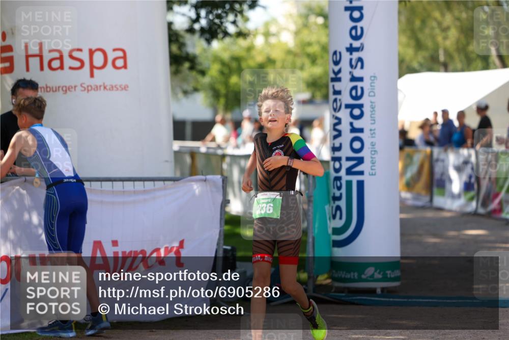01.09.2024 - 17. Tribühne Triathlon Michael Strokosch http://msf.ph/oto/6905286 01.09.2024 11:07:23 Ziel 236 meine-sportfotos.de