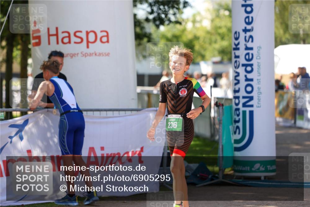 01.09.2024 - 17. Tribühne Triathlon Michael Strokosch http://msf.ph/oto/6905295 01.09.2024 11:07:24 Ziel 236 meine-sportfotos.de