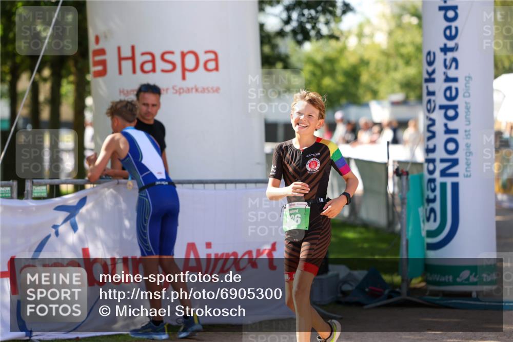 01.09.2024 - 17. Tribühne Triathlon Michael Strokosch http://msf.ph/oto/6905300 01.09.2024 11:07:24 Ziel 236 meine-sportfotos.de
