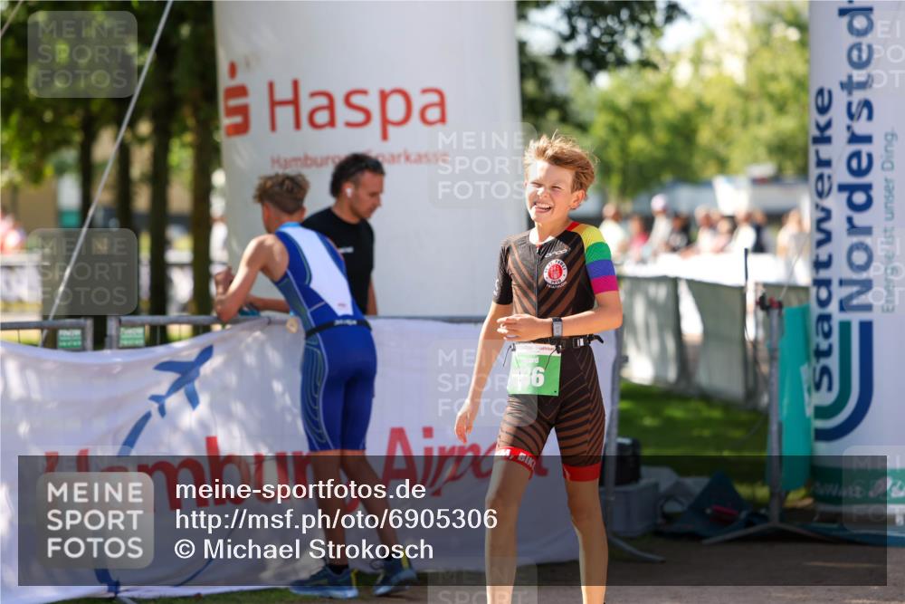 01.09.2024 - 17. Tribühne Triathlon Michael Strokosch http://msf.ph/oto/6905306 01.09.2024 11:07:24 Ziel 236 meine-sportfotos.de