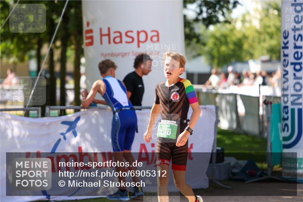 01.09.2024 - 17. Tribühne Triathlon Michael Strokosch http://msf.ph/oto/6905312 01.09.2024 11:07:24 Ziel 236 meine-sportfotos.de