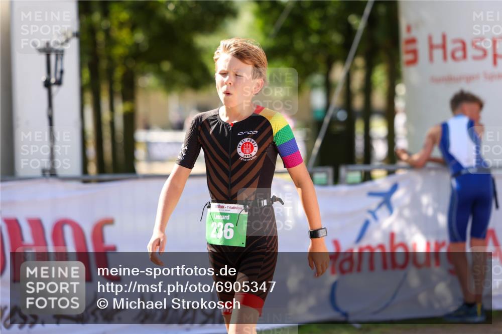 01.09.2024 - 17. Tribühne Triathlon Michael Strokosch http://msf.ph/oto/6905347 01.09.2024 11:07:27 Ziel 171 meine-sportfotos.de