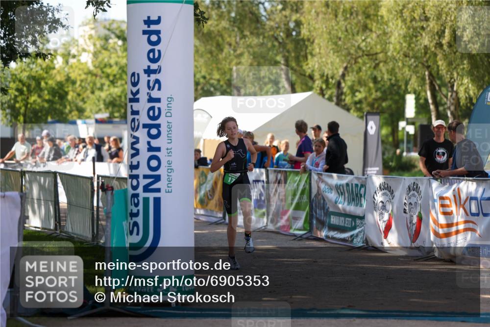 01.09.2024 - 17. Tribühne Triathlon Michael Strokosch http://msf.ph/oto/6905353 01.09.2024 11:07:30 Ziel 171 meine-sportfotos.de