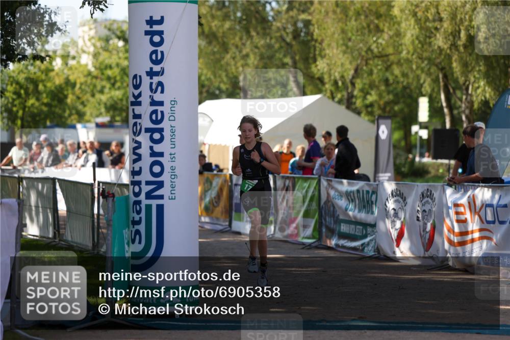 01.09.2024 - 17. Tribühne Triathlon Michael Strokosch http://msf.ph/oto/6905358 01.09.2024 11:07:30 Ziel 171 meine-sportfotos.de
