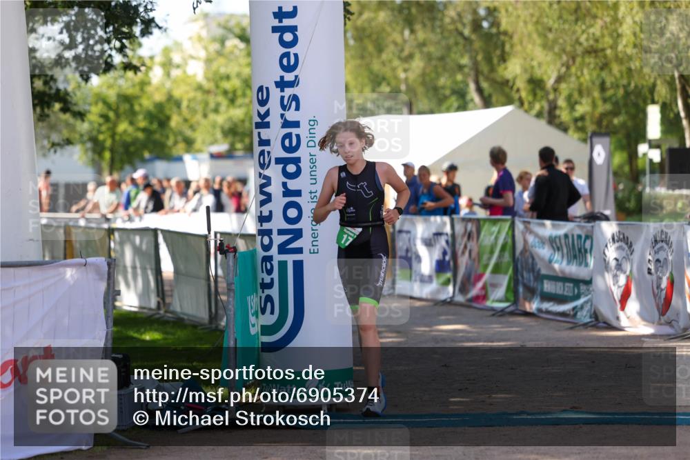 01.09.2024 - 17. Tribühne Triathlon Michael Strokosch http://msf.ph/oto/6905374 01.09.2024 11:07:32 Ziel 171 meine-sportfotos.de