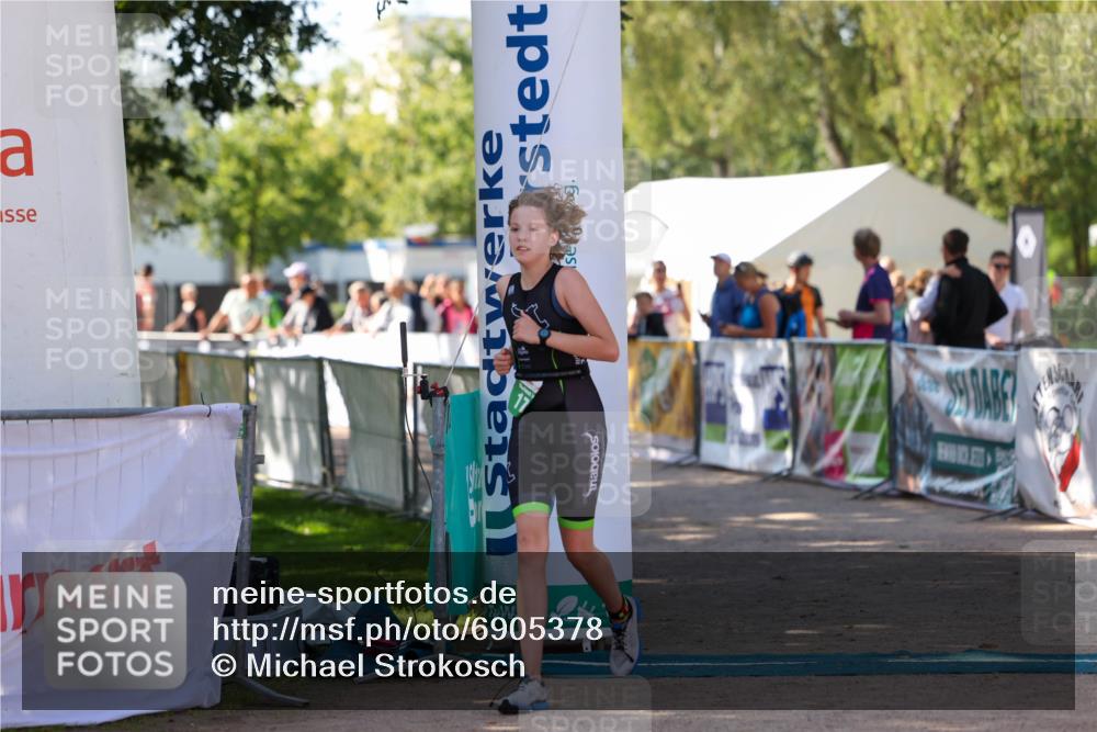 01.09.2024 - 17. Tribühne Triathlon Michael Strokosch http://msf.ph/oto/6905378 01.09.2024 11:07:32 Ziel 171 meine-sportfotos.de