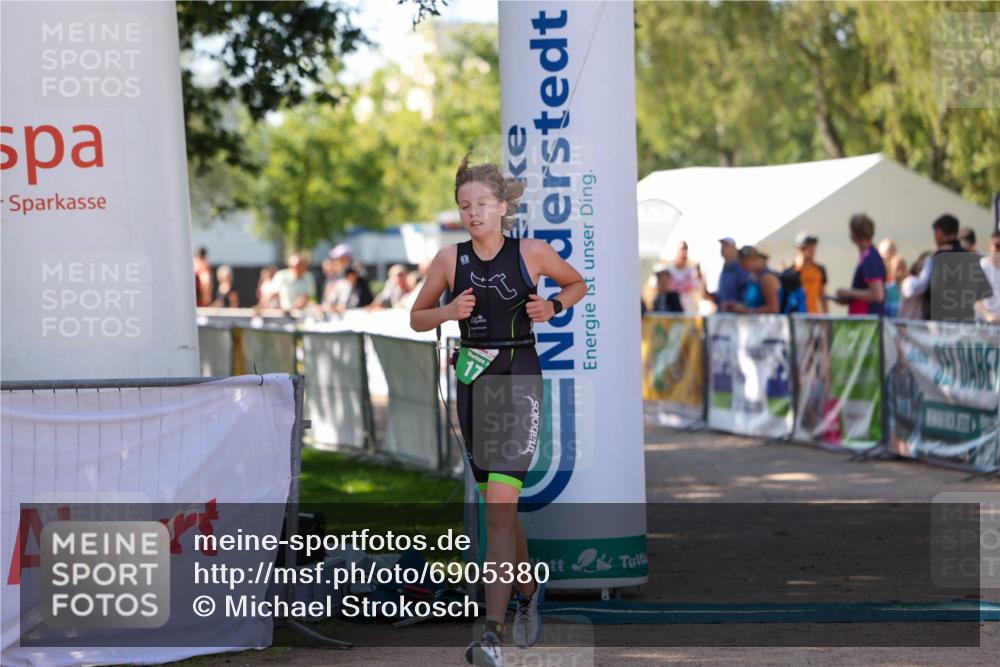 01.09.2024 - 17. Tribühne Triathlon Michael Strokosch http://msf.ph/oto/6905380 01.09.2024 11:07:32 Ziel 171 meine-sportfotos.de