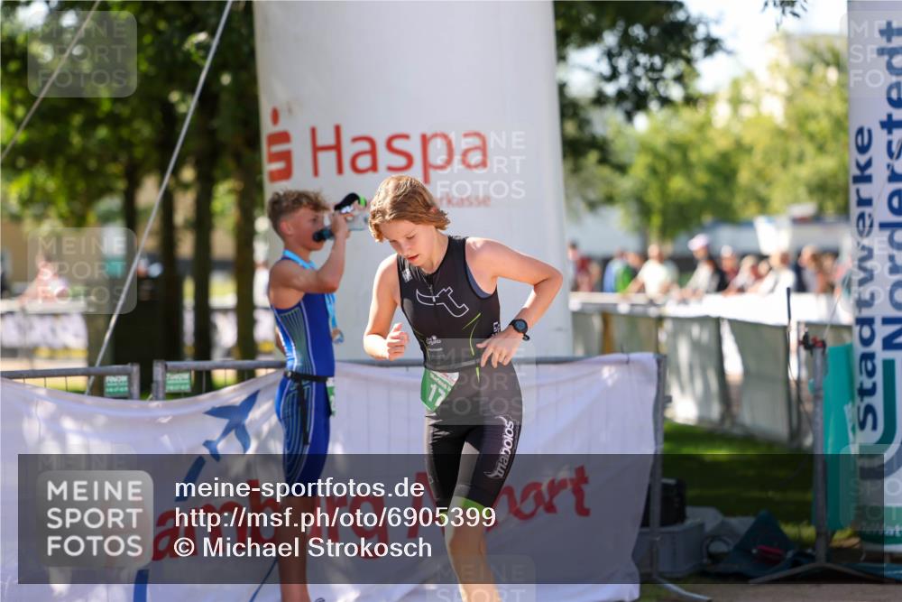 01.09.2024 - 17. Tribühne Triathlon Michael Strokosch http://msf.ph/oto/6905399 01.09.2024 11:07:34 Ziel 171 meine-sportfotos.de