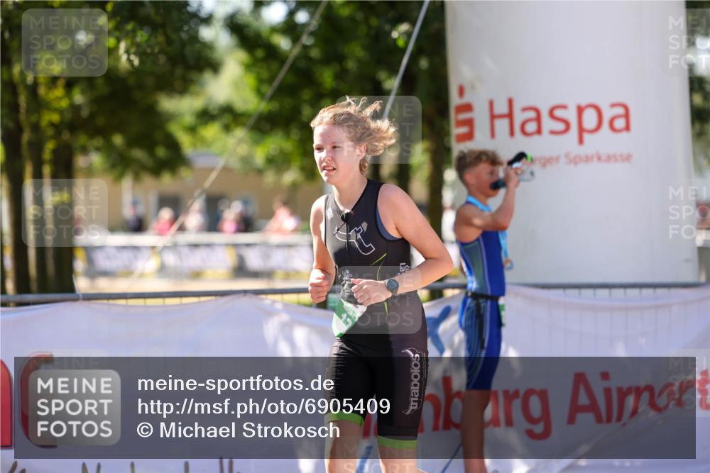 01.09.2024 - 17. Tribühne Triathlon Michael Strokosch http://msf.ph/oto/6905409 01.09.2024 11:07:34 Ziel 171 meine-sportfotos.de