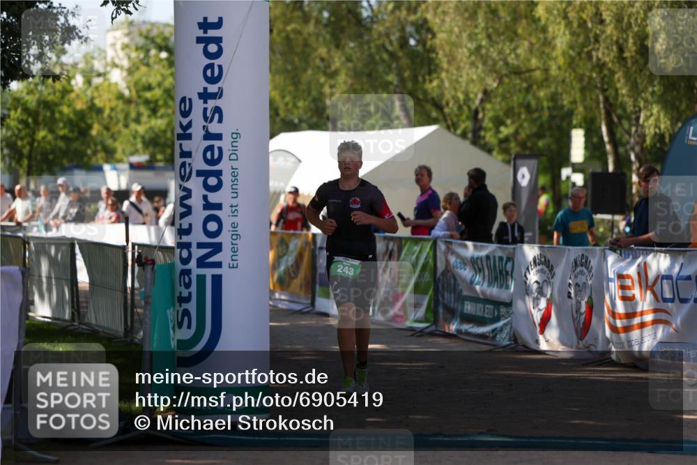 01.09.2024 - 17. Tribühne Triathlon Michael Strokosch http://msf.ph/oto/6905419 01.09.2024 11:07:46 Ziel 243 meine-sportfotos.de