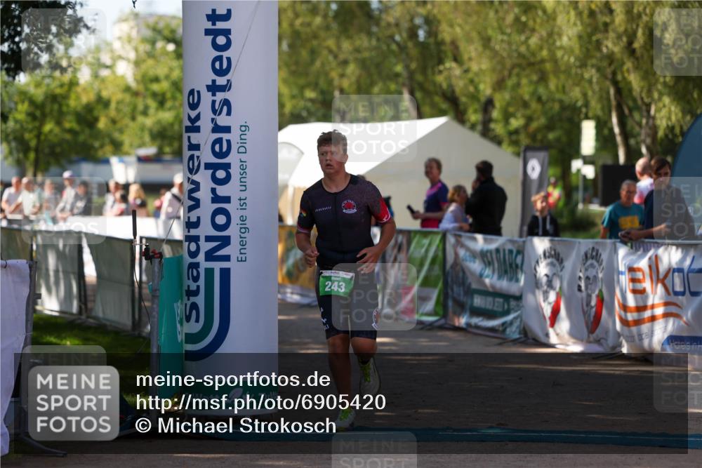 01.09.2024 - 17. Tribühne Triathlon Michael Strokosch http://msf.ph/oto/6905420 01.09.2024 11:07:47 Ziel 243 meine-sportfotos.de