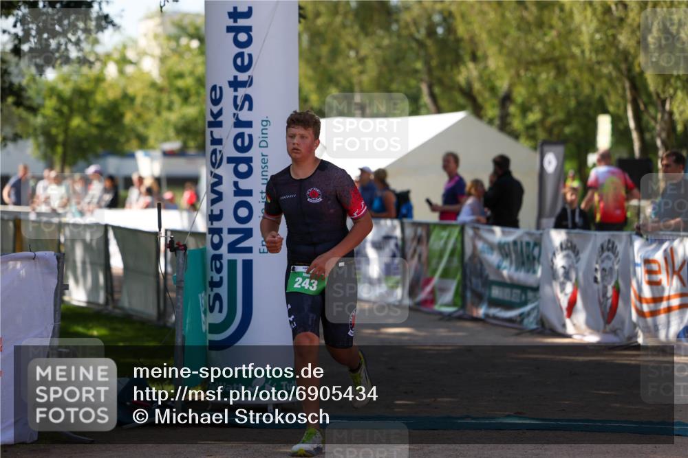 01.09.2024 - 17. Tribühne Triathlon Michael Strokosch http://msf.ph/oto/6905434 01.09.2024 11:07:47 Ziel 243 meine-sportfotos.de
