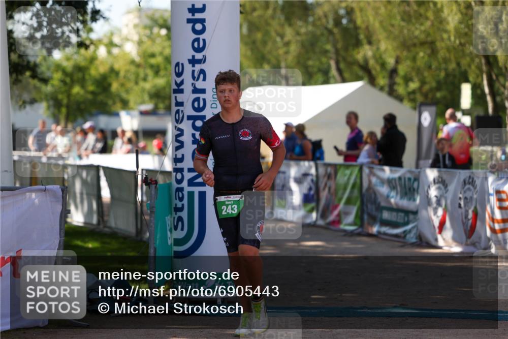 01.09.2024 - 17. Tribühne Triathlon Michael Strokosch http://msf.ph/oto/6905443 01.09.2024 11:07:48 Ziel 243 meine-sportfotos.de