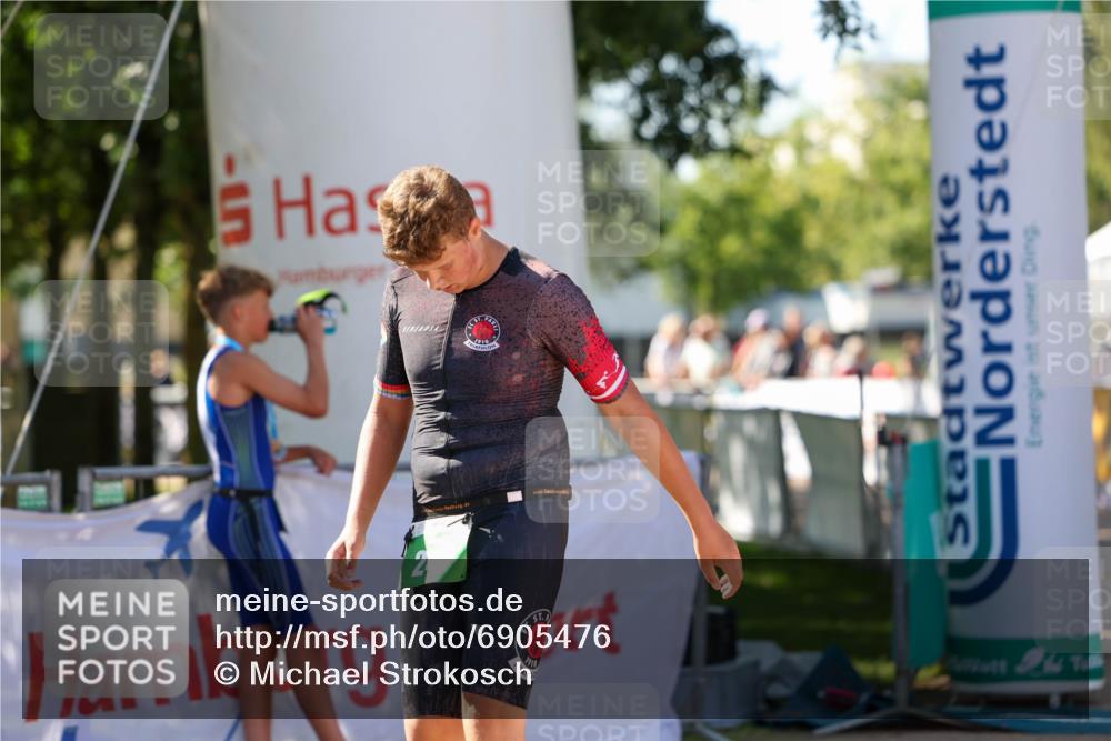 01.09.2024 - 17. Tribühne Triathlon Michael Strokosch http://msf.ph/oto/6905476 01.09.2024 11:07:50 Ziel 243 meine-sportfotos.de