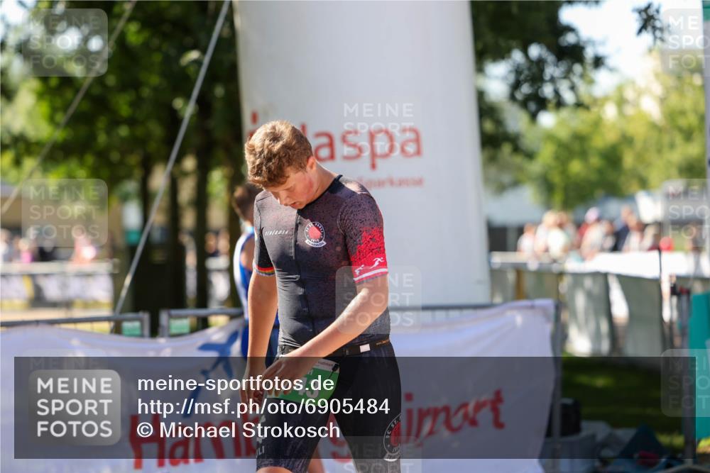 01.09.2024 - 17. Tribühne Triathlon Michael Strokosch http://msf.ph/oto/6905484 01.09.2024 11:07:50 Ziel 243 meine-sportfotos.de