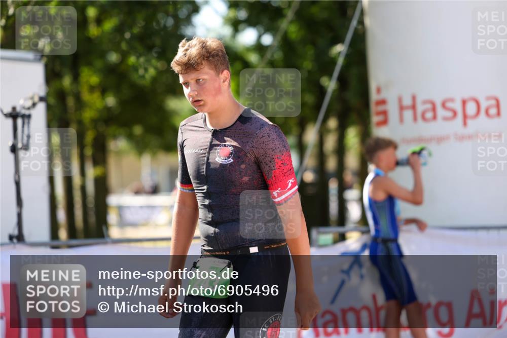 01.09.2024 - 17. Tribühne Triathlon Michael Strokosch http://msf.ph/oto/6905496 01.09.2024 11:07:51 Ziel 243 meine-sportfotos.de