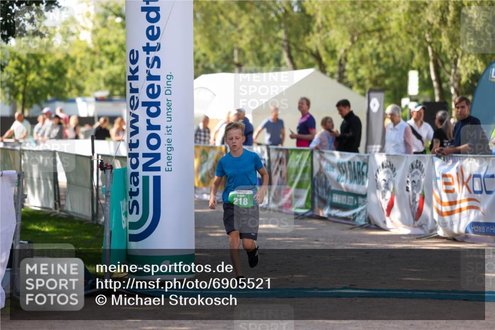 01.09.2024 - 17. Tribühne Triathlon Michael Strokosch http://msf.ph/oto/6905521 01.09.2024 11:07:58 Ziel 218 meine-sportfotos.de