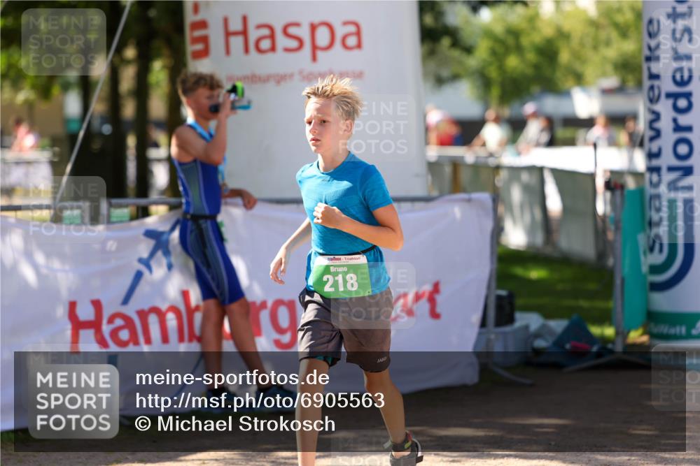 01.09.2024 - 17. Tribühne Triathlon Michael Strokosch http://msf.ph/oto/6905563 01.09.2024 11:08:01 Ziel 218 meine-sportfotos.de