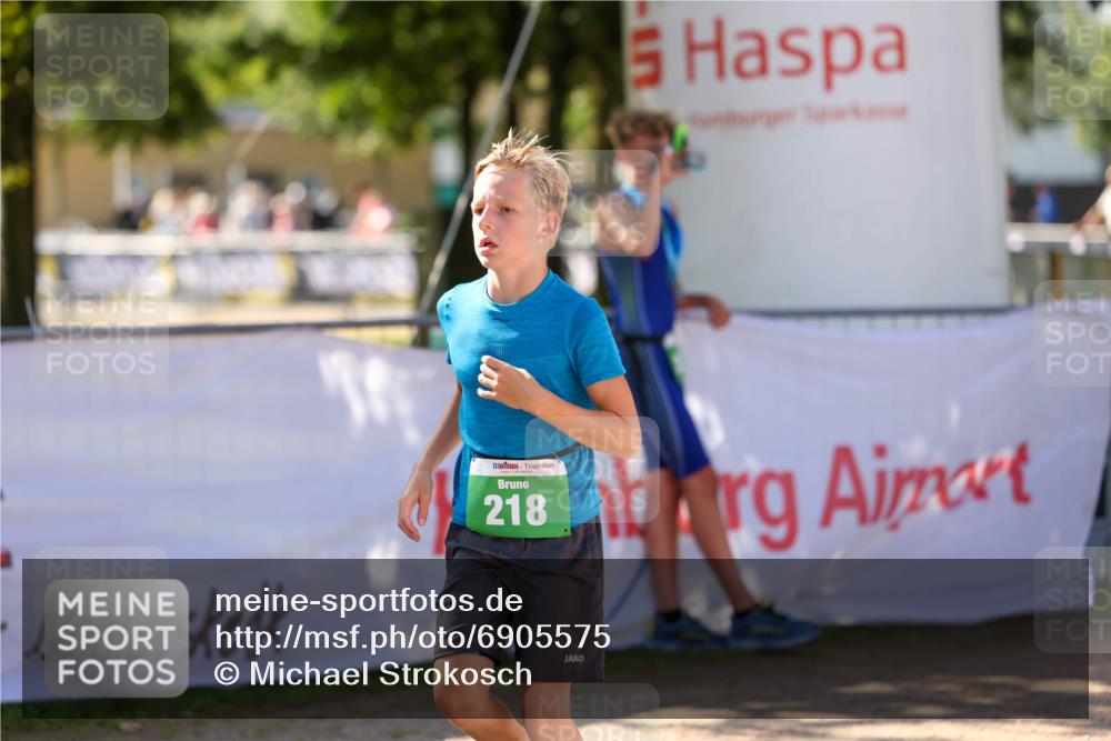 01.09.2024 - 17. Tribühne Triathlon Michael Strokosch http://msf.ph/oto/6905575 01.09.2024 11:08:01 Ziel 218 meine-sportfotos.de