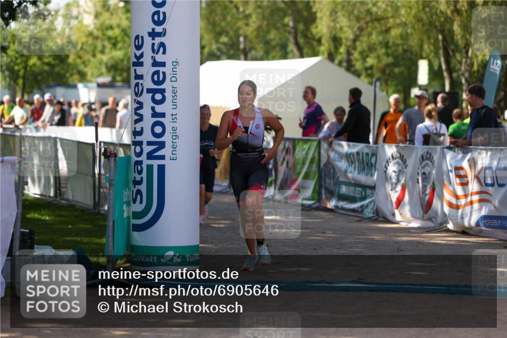 01.09.2024 - 17. Tribühne Triathlon Michael Strokosch http://msf.ph/oto/6905646 01.09.2024 11:08:33 Ziel 279, 1067 meine-sportfotos.de