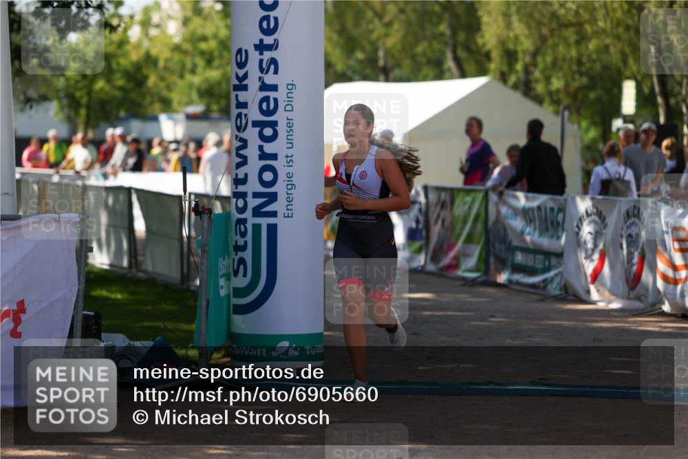 01.09.2024 - 17. Tribühne Triathlon Michael Strokosch http://msf.ph/oto/6905660 01.09.2024 11:08:33 Ziel 279, 1067 meine-sportfotos.de