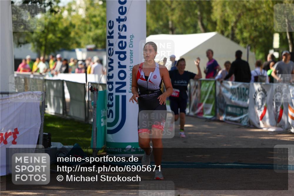 01.09.2024 - 17. Tribühne Triathlon Michael Strokosch http://msf.ph/oto/6905671 01.09.2024 11:08:34 Ziel 279, 1067 meine-sportfotos.de