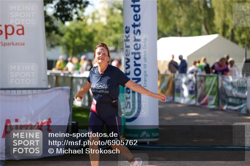 01.09.2024 - 17. Tribühne Triathlon Michael Strokosch http://msf.ph/oto/6905762 01.09.2024 11:08:39 Ziel 1067 meine-sportfotos.de