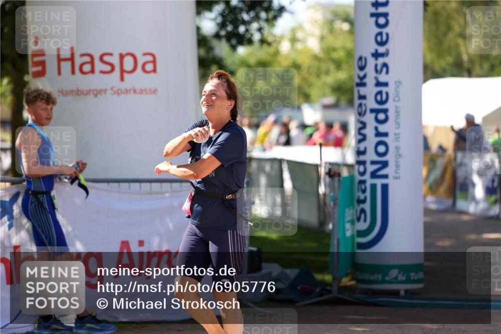 01.09.2024 - 17. Tribühne Triathlon Michael Strokosch http://msf.ph/oto/6905776 01.09.2024 11:08:40 Ziel 1067 meine-sportfotos.de