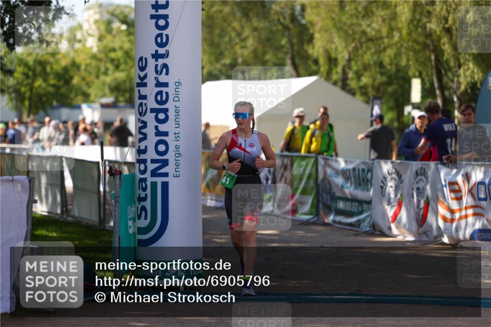 01.09.2024 - 17. Tribühne Triathlon Michael Strokosch http://msf.ph/oto/6905796 01.09.2024 11:08:58 Ziel 241 meine-sportfotos.de