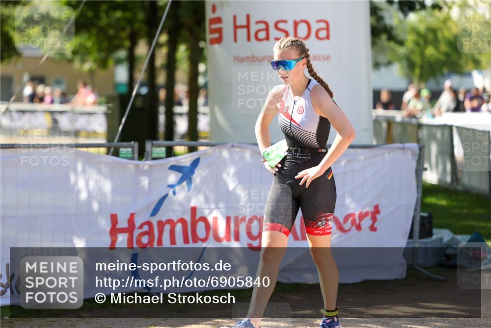 01.09.2024 - 17. Tribühne Triathlon Michael Strokosch http://msf.ph/oto/6905840 01.09.2024 11:09:02 Ziel 241 meine-sportfotos.de
