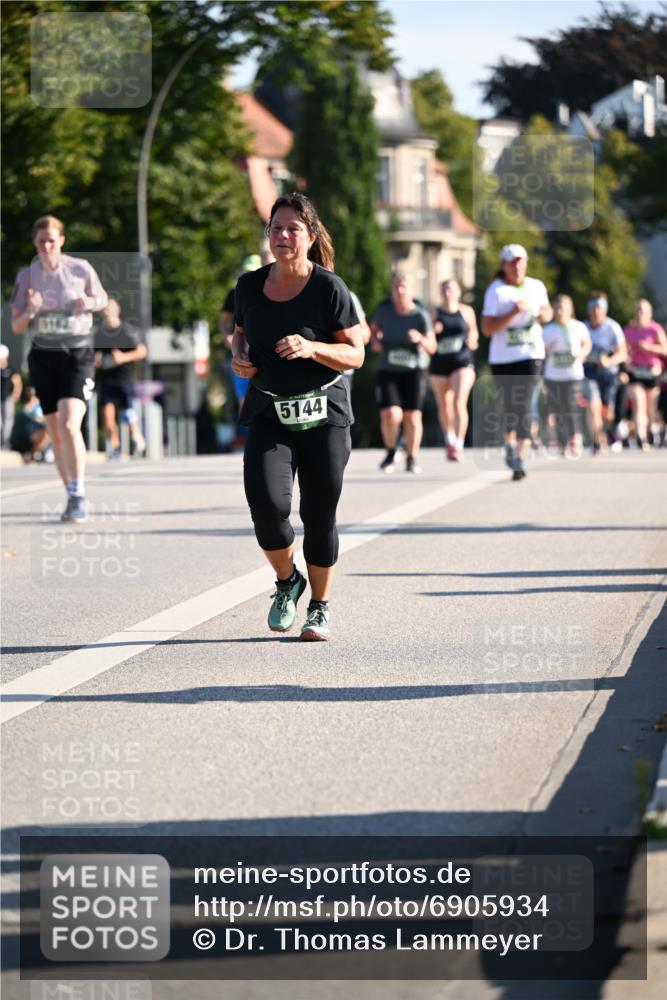 01.09.2024 - BARMER Alsterlauf Dr. Thomas Lammeyer http://msf.ph/oto/6905934 01.09.2024 09:41:33 Laufen 5142, 5144 meine-sportfotos.de