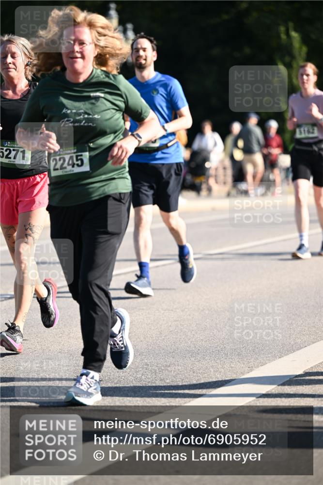 01.09.2024 - BARMER Alsterlauf Dr. Thomas Lammeyer http://msf.ph/oto/6905952 01.09.2024 09:41:35 Laufen 3162, 5271, 2245 meine-sportfotos.de