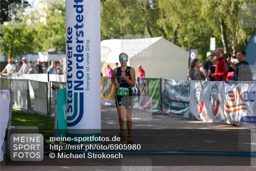 01.09.2024 - 17. Tribühne Triathlon Michael Strokosch http://msf.ph/oto/6905980 01.09.2024 11:09:48 Ziel 214 meine-sportfotos.de