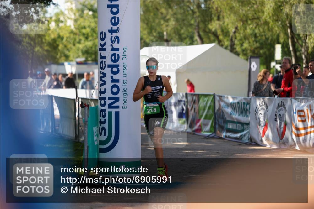 01.09.2024 - 17. Tribühne Triathlon Michael Strokosch http://msf.ph/oto/6905991 01.09.2024 11:09:49 Ziel 214 meine-sportfotos.de
