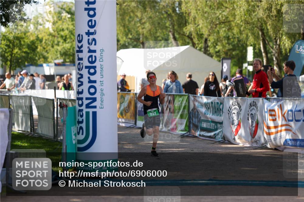 01.09.2024 - 17. Tribühne Triathlon Michael Strokosch http://msf.ph/oto/6906000 01.09.2024 11:10:00 Ziel 237 meine-sportfotos.de