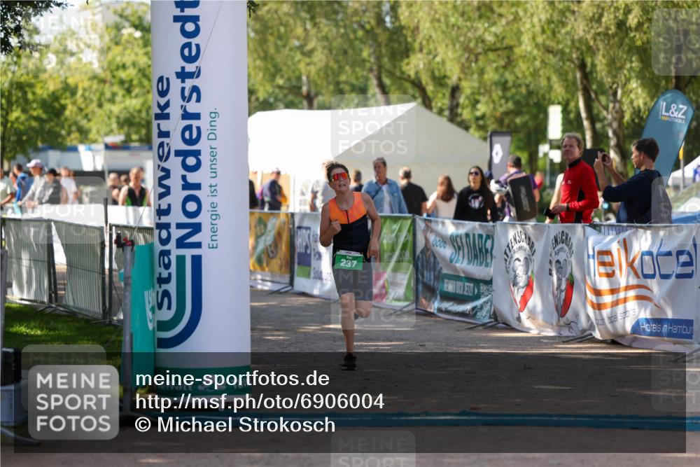 01.09.2024 - 17. Tribühne Triathlon Michael Strokosch http://msf.ph/oto/6906004 01.09.2024 11:10:01 Ziel 237 meine-sportfotos.de