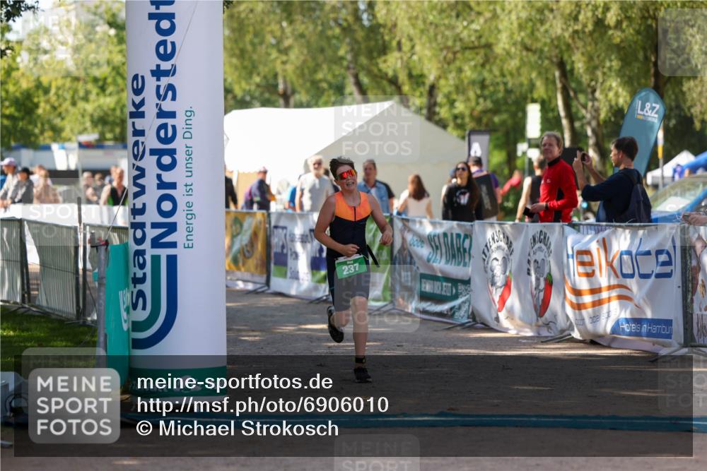 01.09.2024 - 17. Tribühne Triathlon Michael Strokosch http://msf.ph/oto/6906010 01.09.2024 11:10:01 Ziel 237 meine-sportfotos.de