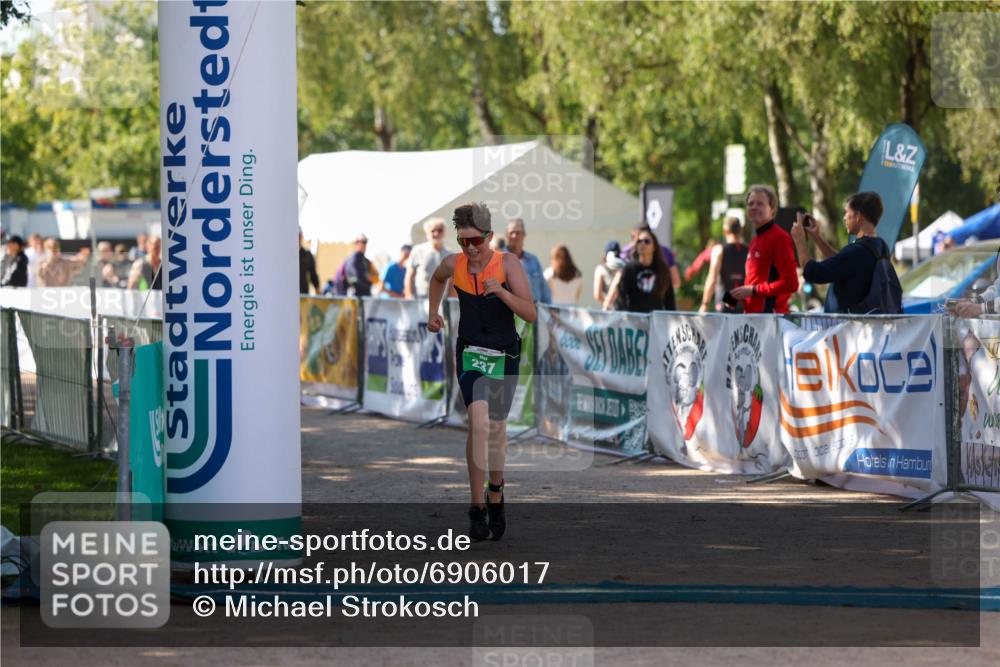 01.09.2024 - 17. Tribühne Triathlon Michael Strokosch http://msf.ph/oto/6906017 01.09.2024 11:10:01 Ziel 237 meine-sportfotos.de