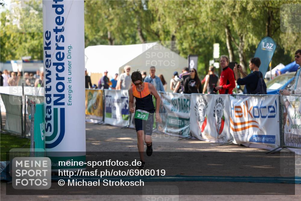 01.09.2024 - 17. Tribühne Triathlon Michael Strokosch http://msf.ph/oto/6906019 01.09.2024 11:10:02 Ziel 237 meine-sportfotos.de