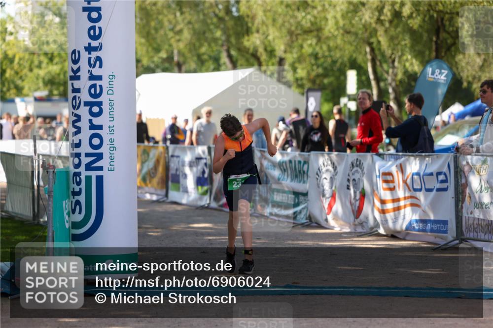 01.09.2024 - 17. Tribühne Triathlon Michael Strokosch http://msf.ph/oto/6906024 01.09.2024 11:10:02 Ziel 237 meine-sportfotos.de