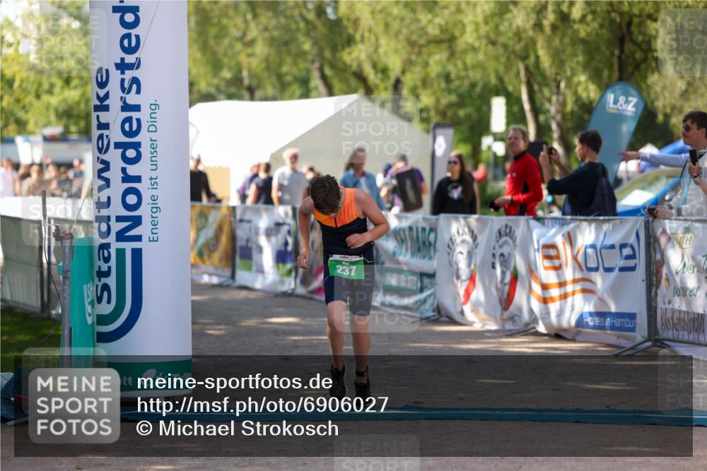 01.09.2024 - 17. Tribühne Triathlon Michael Strokosch http://msf.ph/oto/6906027 01.09.2024 11:10:02 Ziel 237 meine-sportfotos.de