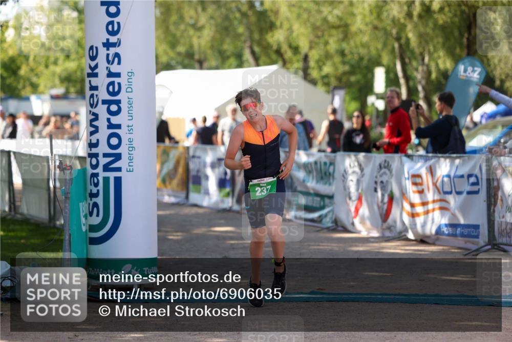 01.09.2024 - 17. Tribühne Triathlon Michael Strokosch http://msf.ph/oto/6906035 01.09.2024 11:10:02 Ziel 237 meine-sportfotos.de