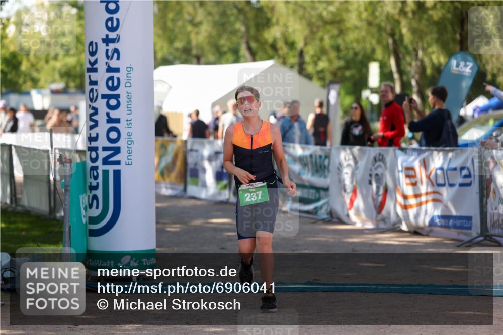01.09.2024 - 17. Tribühne Triathlon Michael Strokosch http://msf.ph/oto/6906041 01.09.2024 11:10:03 Ziel 237 meine-sportfotos.de