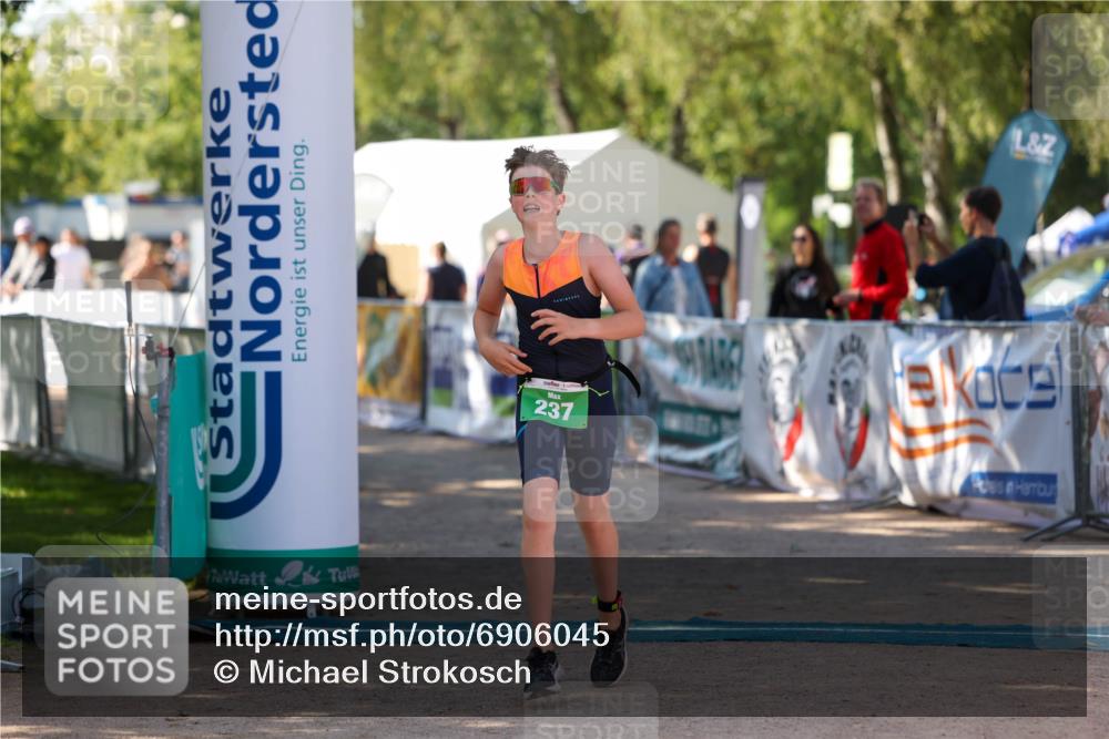 01.09.2024 - 17. Tribühne Triathlon Michael Strokosch http://msf.ph/oto/6906045 01.09.2024 11:10:03 Ziel 237 meine-sportfotos.de